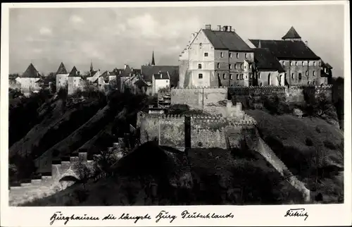 Ak Burghausen in Oberbayern, Totalansicht vom Ort, Blick auf den Berg