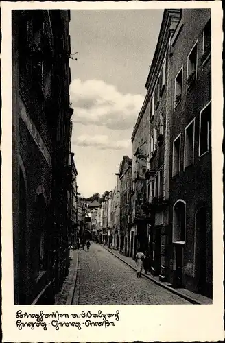 Ak Burghausen in Oberbayern, Herzog Georg Straße, Häuserfassaden, Passanten