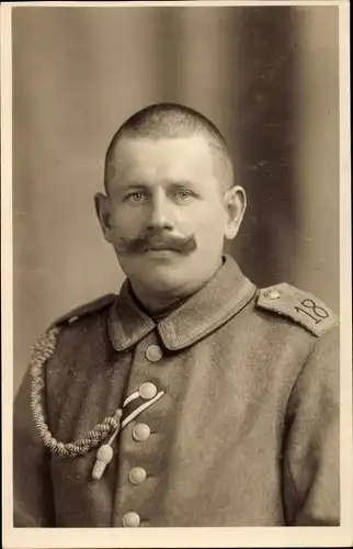 Foto Ak Deutscher Soldat in Uniform, Schulterklappe Regiment 18, Schulterschnur