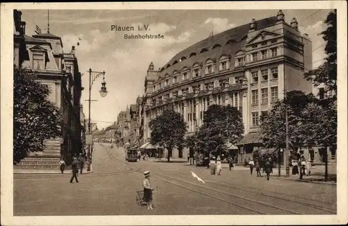 Ak Plauen im Vogtland, Bahnhofstraße, Passanten, Häuserfassaden, Straßenbahn