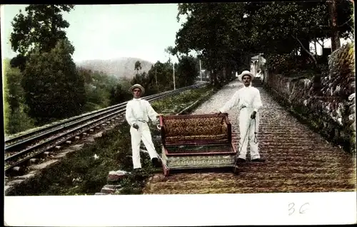Ak Insel Madeira Portugal, Zwei Männer mit ihrem Korbschlitten, Eisenbahnschiene