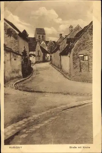 Ak Aubigny sur Nère Cher, Straße mit Kirche, Wohnhäuser