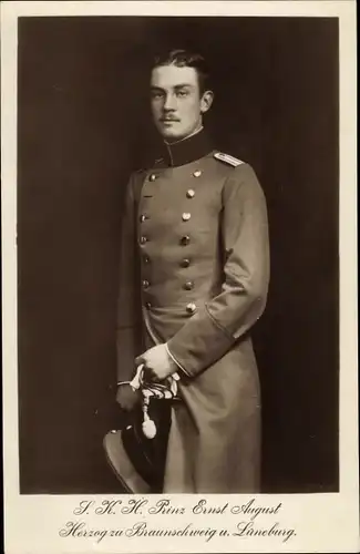 Ak Herzog Ernst August von Braunschweig, Standportrait in Uniform