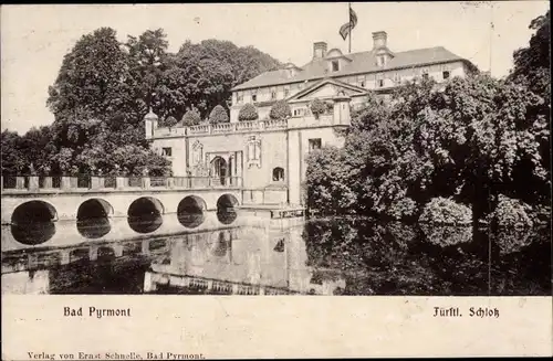 Ak Bad Pyrmont in Niedersachsen, fürstliches Schloss, Außenansicht, Teichpartie