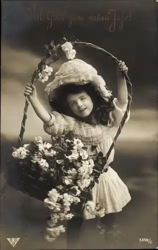 Ak Glückwunsch Neujahr, Mädchen mit Hut und Blumenkorb