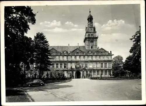 Ak Wolfenbüttel in Niedersachsen, Schloss, Blick über die Einfahrt