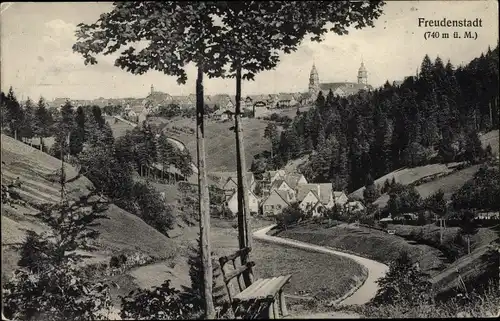 Ak Freudenstadt im Nordschwarzwald, Teilansicht vom Ort mit ev. Kirche, Blick vom Weg richtung Ort