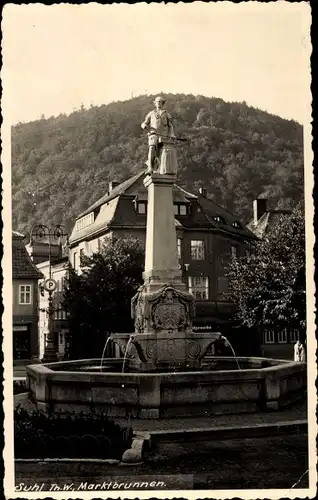 Ak Suhl in Thüringen, Am Marktbrunnen, Blick auf umliegende Gebäude