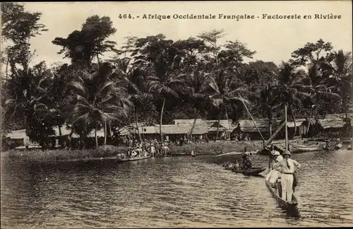 Ak Afrique Occidentale Francaise, Factorerie en Rivière, Einbäume, Dorf, Palmen