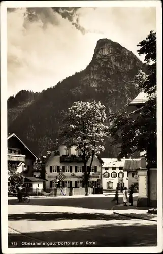 Ak Oberammergau in Oberbayern, Dorfplatz mit Kofel