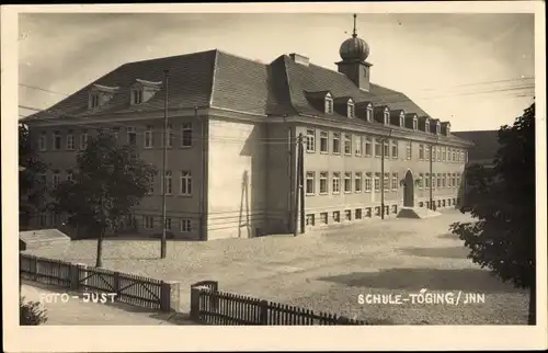 Foto Ak Töging am Inn Oberbayern, Schule, Außenansicht