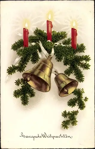 Ak Glückwunsch Weihnachten, Tannenzweige mit Glocken und brennenden Kerzen