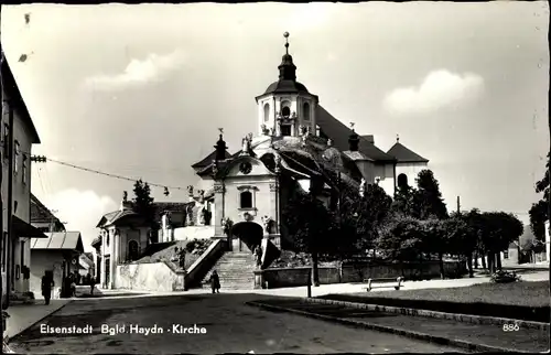 Ak Eisenstadt im Burgenland, Bgld. Haydnkirche, Straßenansicht