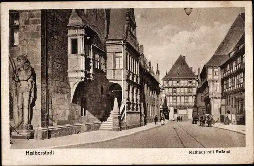 Ak Halberstadt in Sachsen Anhalt, Rathaus mit Roland, Straßenpartie