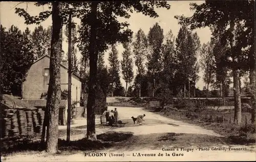 Ak Flogny Yonne, L'Avenue de la Gare, Straßenpartie, Anwohner