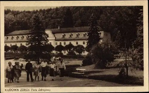 Ak Kudowa Zdrój Bad Kudowa Schlesien, Park Zdrojowy, Kurpark, Passanten