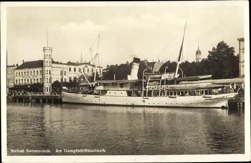 Ak Świnoujście Swinemünde Pommern, Am Dampfschiffsbollwerk, Hotel Drei Kronen