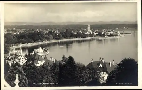 Ak Friedrichshafen am Bodensee, Teilansicht vom Ort, Partie am Seeufer, Boote, Kirche