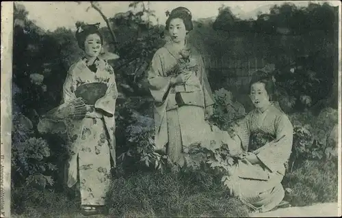 Ak Drei japanische Frauen in Kimonos in einem Garten, Schirm, Geishas