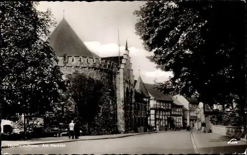 Ak Northeim in Niedersachsen, Harztor, Strassenansicht, Passanten