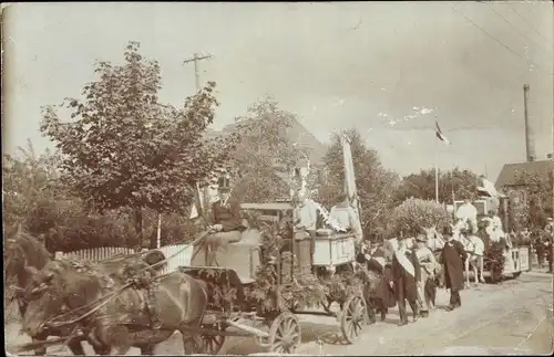 Foto Ak Pferdekutschen bei einem Festumzug, Herd, Männer mit Zylinder