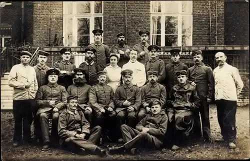 Foto Ak Köln  Nippes, Vincenz Hospital, Gruppenfoto deutscher Soldaten in Uniformen 