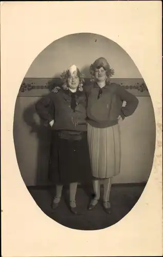 Foto Ak Standportrait von zwei Frauen mit Kostümhüten