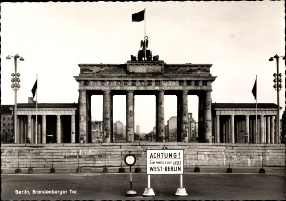 Ak Berlin Mitte Strassenpartie Mit Blick Auf Das Brandenburger Tor Berliner Mauer Nr Oldthing Ansichtskarten Geschichte Militar Uns