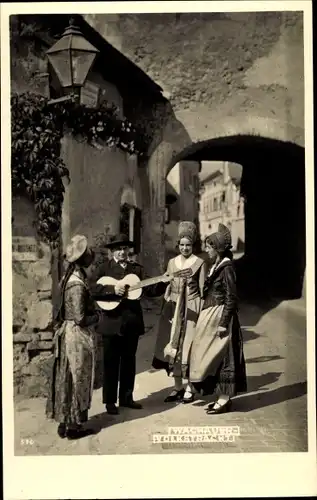 Ak Drei Frauen und ein Mann mit Gitarre in Wacher Volkstrachten