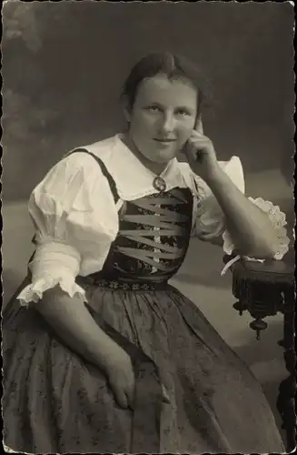 Foto Ak Sitzportrait von einer Frau im Dirndl