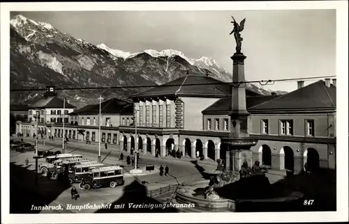 Ak Innsbruck in Tirol, Hauptbahnhof mit Vereinigungsbrunnen, Busse, Alpenpanorama