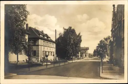 Ak Bad Lausick in Sachsen, Partie an der Bahnhofstraße, Häuser, Bäume