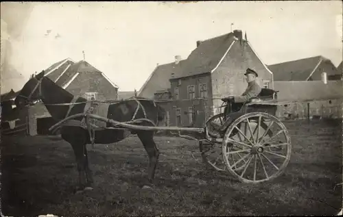 Foto Ak Soldat auf einer Pferdekutsche, I. WK