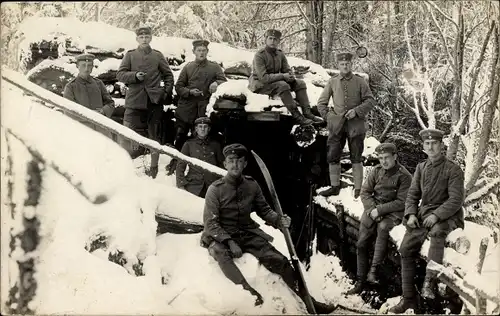 Foto Ak Deutsche Soldaten in Uniformen, Unterstand im Winter, Skier, I. WK