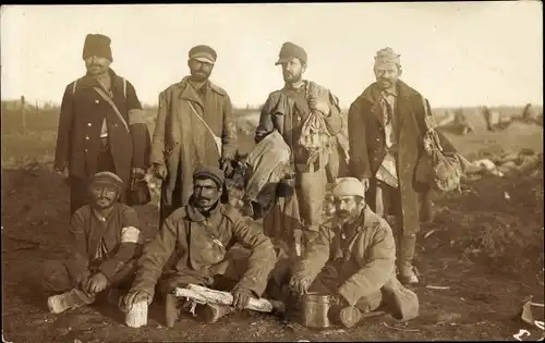 Foto Ak Kriegsgefangene Soldaten, Gruppenportrait, Balkan, I. WK