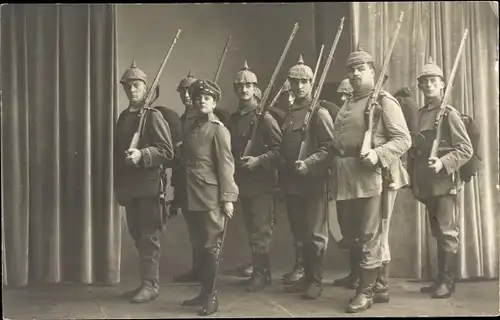 Foto Ak Deutsche Soldaten in Uniformen, Gruppenportrait, Gewehre