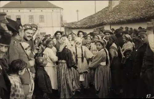 Foto Ak Serbien, Soldaten und Serben auf einem Marktplatz, I. WK