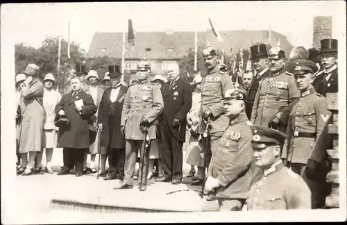 Foto Ak Offiziere in Uniformen, Politiker, Versammlung