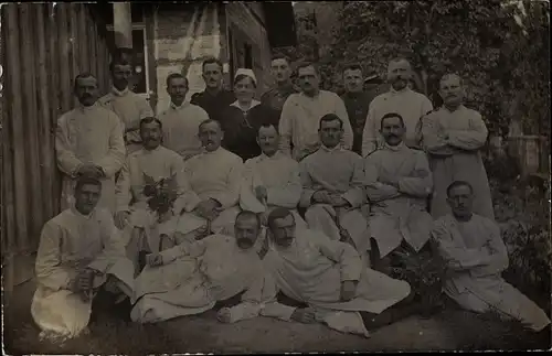 Foto Ak Deutsche Soldaten im Kriegslazarett, Gruppenportrait, Krankenschwester, I. WK