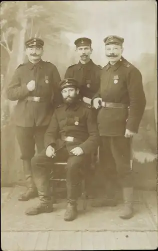 Foto Ak Vier Deutsche Soldaten in Uniformen, Portrait