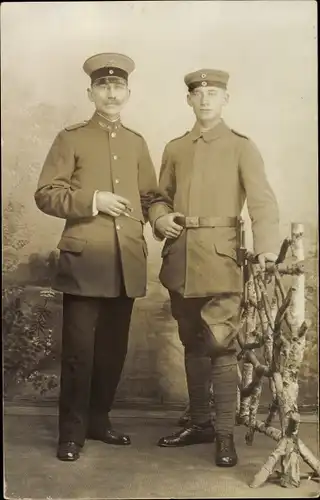 Foto Ak Zwei deutsche Soldaten in Uniformen, Standportrait, Schirmmützen, Eisenbahner