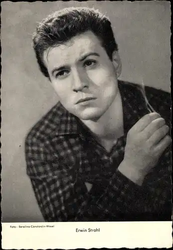 Ak Schauspieler Erwin Strahl, Portrait mit Zigarette