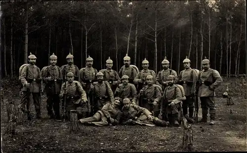 Foto Ak Deutsche Soldaten in Uniformen, Gruppenfoto, Pickelhauben