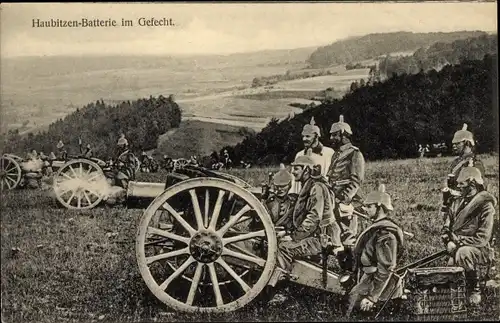 Ak Haubitzen Batterie im Gefecht, Artillerie, Deutsche Soldaten