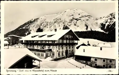 Ak Berwang in Tirol, Alpenhotel zum Kreuz, Ortschaft im Winter