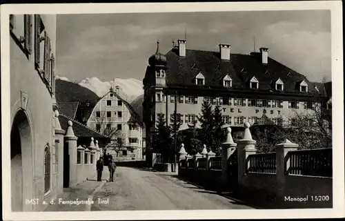 Ak Imst in Tirol, Hotel Post, Straßenpartie in der Stadt