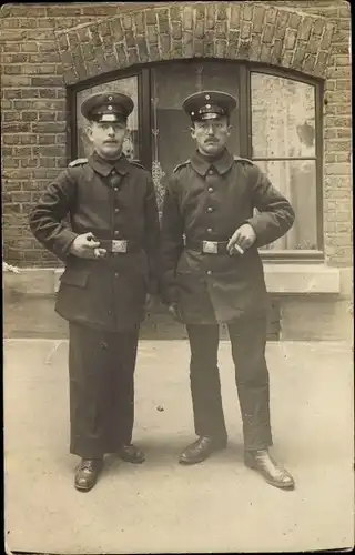 Foto Ak Deutsche Soldaten in Uniformen, Schirmmützen, Gürtelschnallen, Zigarren, I. WK
