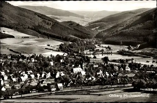 Ak Olsberg im Hochsauerland, Kirche, Panoramaansicht von Ortschaft