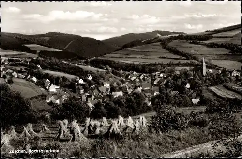 Ak Züschen Winterberg im Sauerland, Kirche, Blick vom Feld auf die Ortschaft