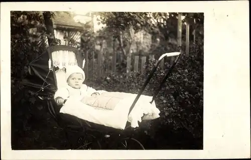 Foto Ak Baby in einem Kinderwagen, Kinderportrait